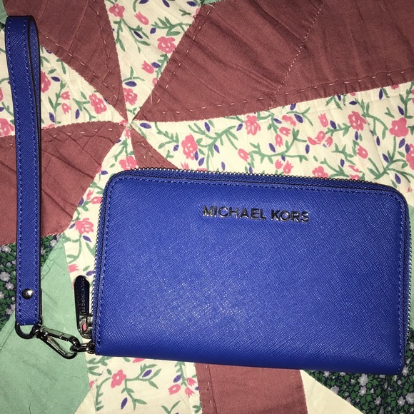 Michael Kors Handbags - AUTHENTIC MICHAEL KORS JET SET LEATHER WRISTLET Michael Kors Handbags - AUTHENTIC MICHAEL KORS JET SET LEATHER WRISTLET
